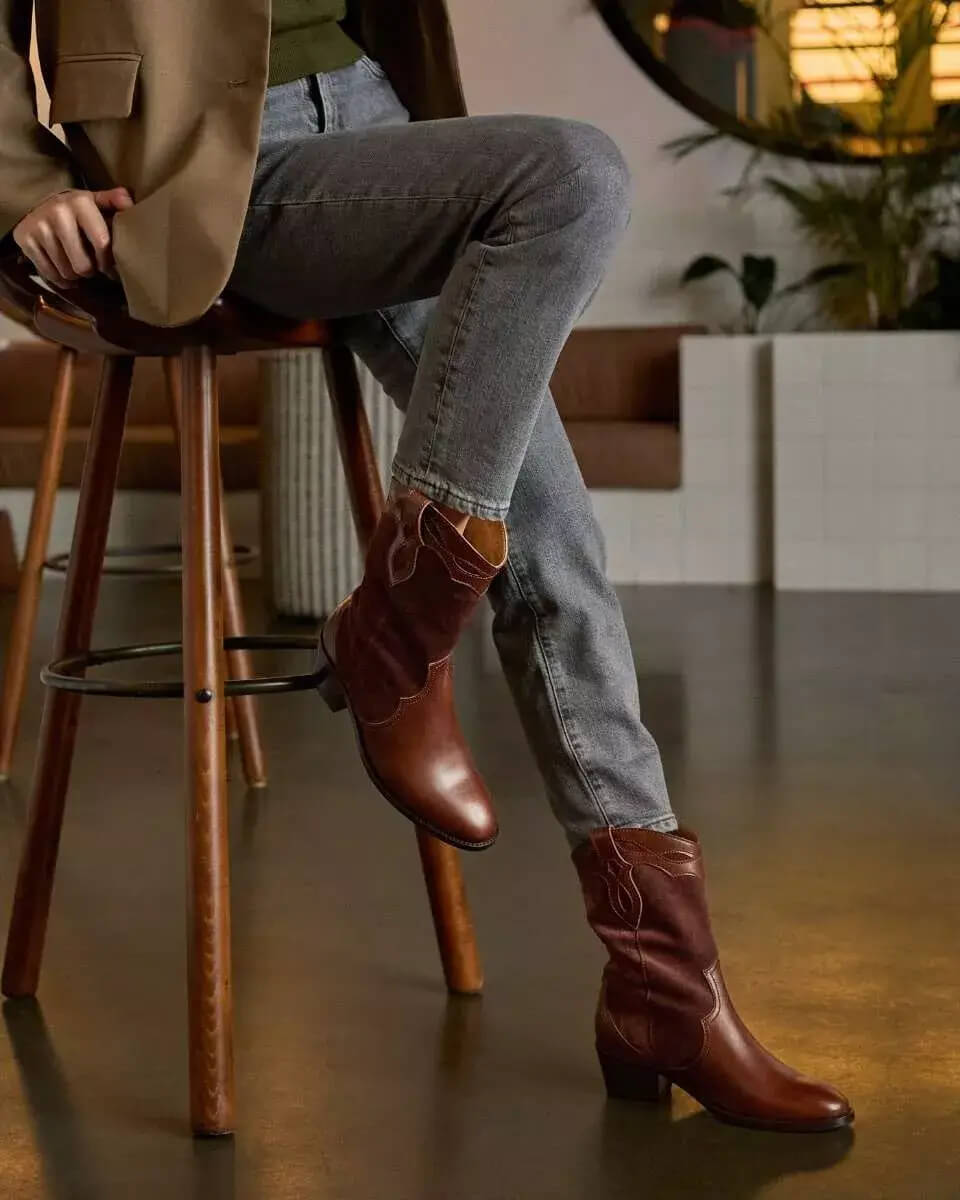 Women's leather sandals In Corio